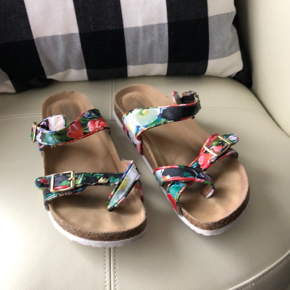 Floral print sandals 🌸🌻🌹